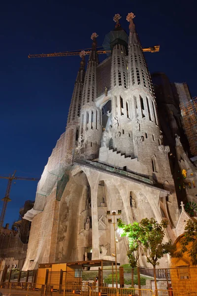 Passie gevel van de Sagrada Familia 's nachts — Stockfoto