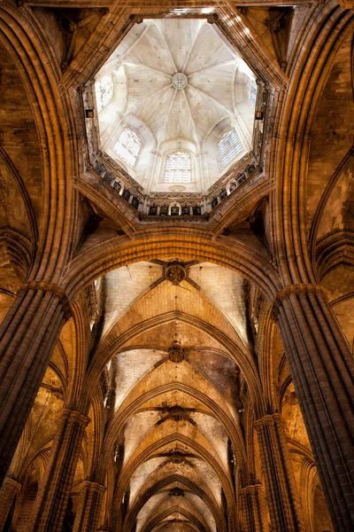 Gotische Gewölbe im Inneren der Kathedrale von Barcelona — Stockfoto