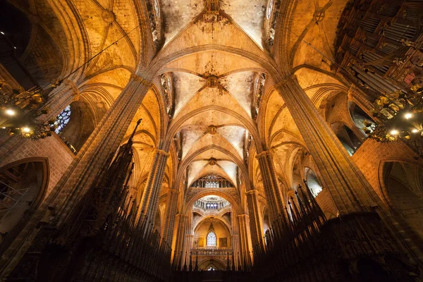 Interiören i Barcelonas katedral — Stockfoto