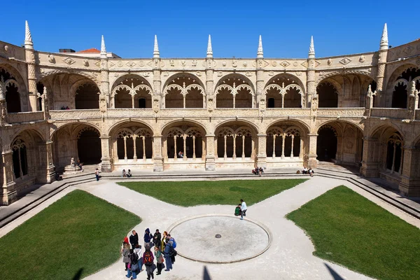 Klooster van het Mosteiro dos Jerónimos in Lissabon — Stockfoto