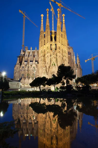 Sagrada familia w Barcelonie w nocy — Zdjęcie stockowe