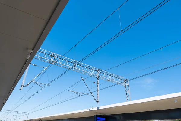 Tracción eléctrica ferroviaria por encima de la estación — Foto de Stock