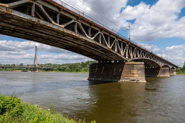 Γέφυρα πόντουβσκι στον ποταμό Βιστούλα στη Βαρσοβία — Φωτογραφία Αρχείου