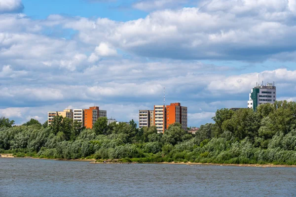 Apartamento Torres no rio Vístula em Varsóvia — Fotografia de Stock