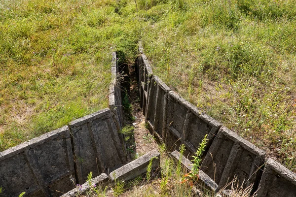 Trencz wojskowy z betonowych ścian — Zdjęcie stockowe