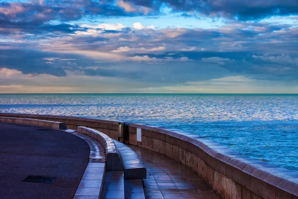 Costa Marítima da Riviera Francesa ao nascer do sol em Nice — Fotografia de Stock