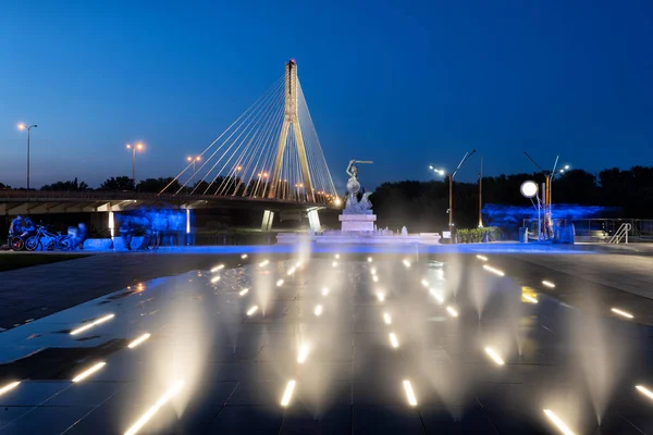 Fuente iluminada con niebla de agua en Varsovia por la noche — Foto de Stock