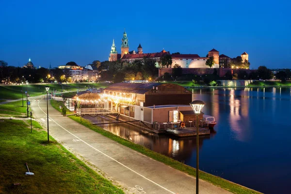 Noche en Cracovia con vistas al castillo —  Fotos de Stock