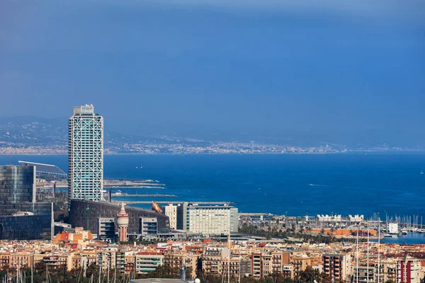 Barcelona Skyline mit Blick auf das Meer — Stockfoto
