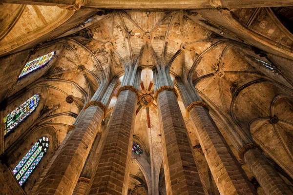 Interiören i basilikan Santa Maria del Mar i Barcelona — Stockfoto