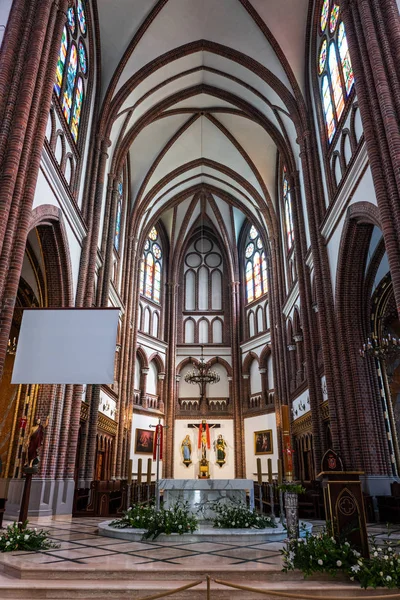 Altar alto na Catedral de São Floriano Interior em Varsóvia — Fotografia de Stock