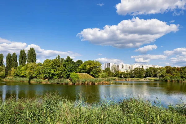 Lago no Parque Szczesliwicki em Varsóvia — Fotografia de Stock