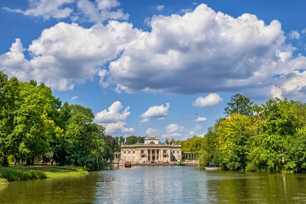 Lago Y Palacio En Lazienki Parque En Varsovia — Foto de Stock