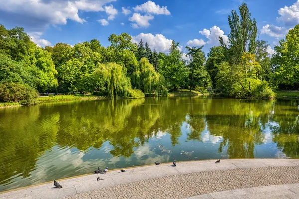 Jezioro w parku Ujazdow w Warszawie — Zdjęcie stockowe