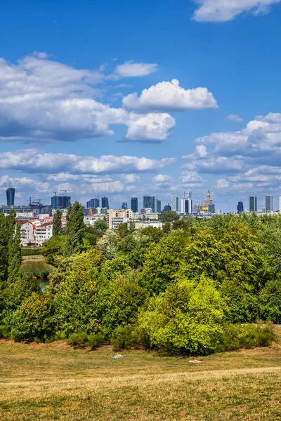 Skyline di Varsavia dal parco di Szczesliwicki — Foto Stock