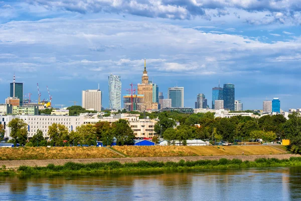 Warszawa City Skyline widok na rzekę w Polsce — Zdjęcie stockowe