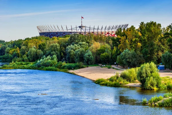 Visztula folyó és nemzeti stadion Varsóban — Stock Fotó