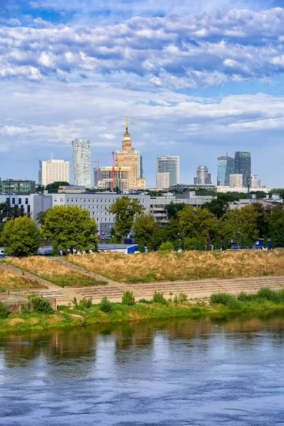 Cidade Skyline de Varsóvia na Polônia — Fotografia de Stock