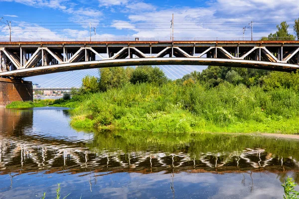 Srednicowy Brücke über Weichsel Fluss in Warschau — Stockfoto