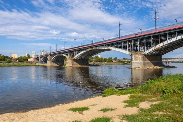 Rivier strand aan de Poniatowski-brug in Warschau — Stockfoto