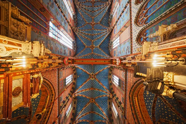 克拉科夫的圣玛丽大教堂内部 — 图库照片