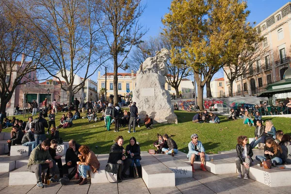 Poeple en Miradouro de Santa Catarina en la ciudad de Lisboa — Foto de Stock