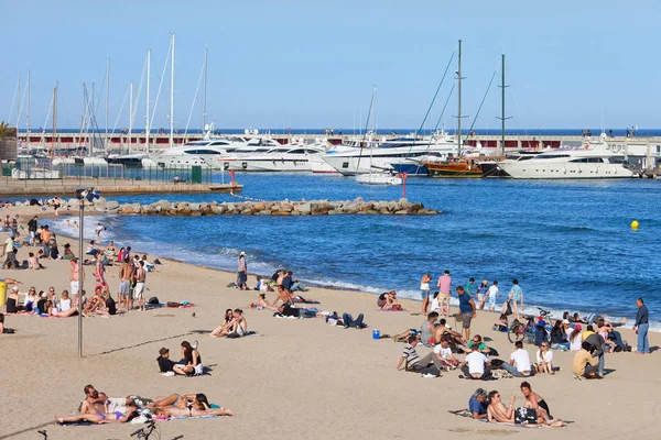 Pessoas em Barceloneta Beach em Barcelona — Fotografia de Stock