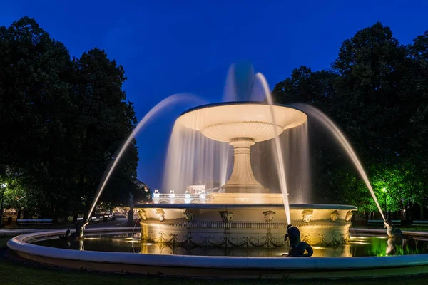 Fountain in Saxon Garden at Night in Warsaw — Stock Photo, Image