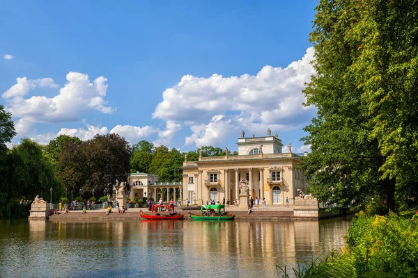 ワルシャワのLazienki Parkに宮殿と湖 — ストック写真