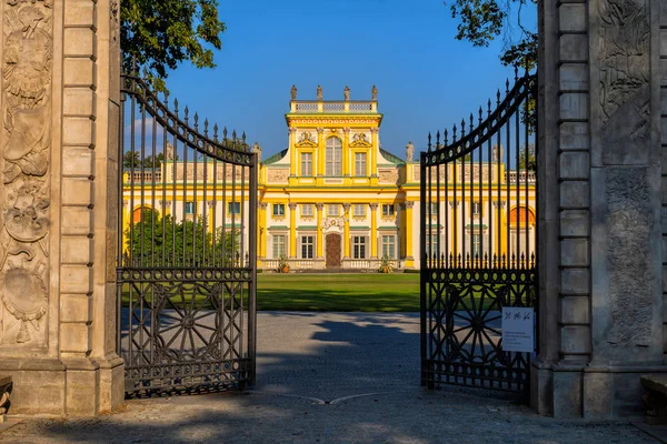 Главные ворота Вилановского дворца в Варшаве — стоковое фото