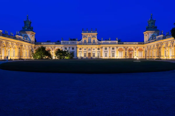 Wilanow Palace upplyst på natten i Warszawa — Stockfoto