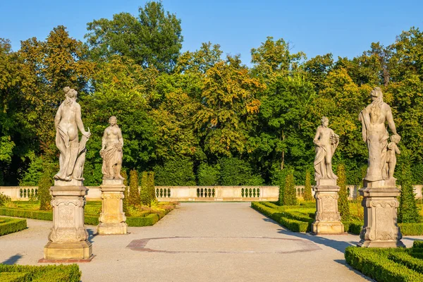 Rzeźby ogrodowe w Pałacu Wilanow w Warszawie — Zdjęcie stockowe