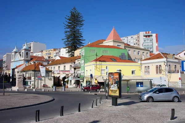 ポルトガルのアルマダ市にあるCacilhasスカイライン — ストック写真