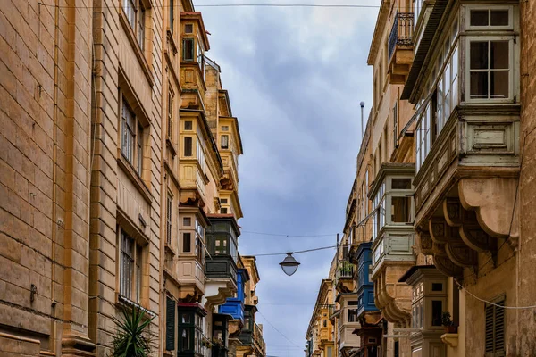 Old Maltese Houses With Balconies In Valletta — Stock Photo, Image