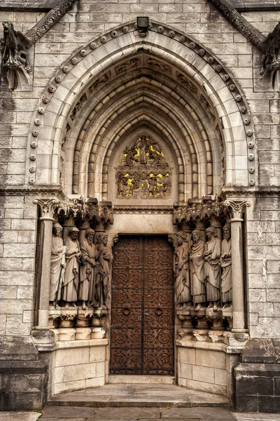 アイルランドのコルク市にある聖フィン バレ大聖堂へのアーチ型の入り口ゴシック リバイバル様式の建築 — ストック写真