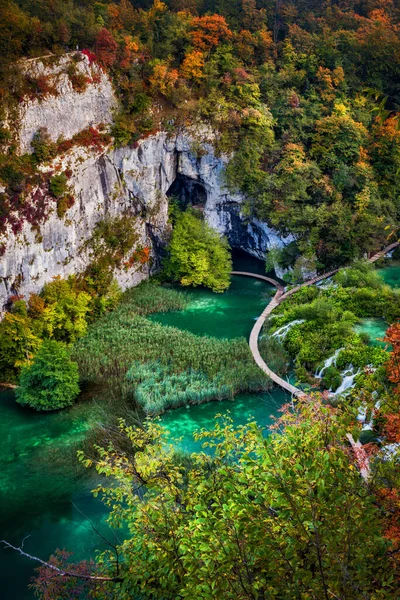 克罗地亚Plitvice湖国家公园景观 空中俯瞰有木径和秋天树叶的湖泊 — 图库照片