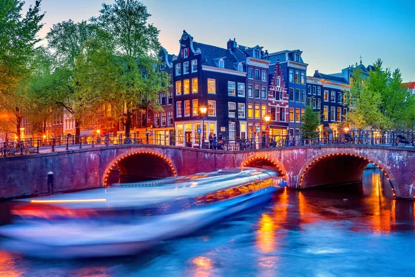 Cidade Amsterdã Noite Holanda Países Baixos Casas Históricas Ponte Canal — Fotografia de Stock