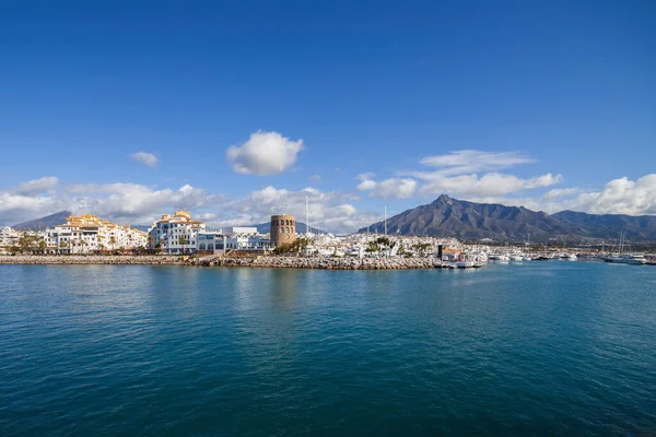 プエルトバヌスの海の景色のスカイライン リゾートマリーナとマルベージャ自治体のコスタ ソルの町 スペイン — ストック写真