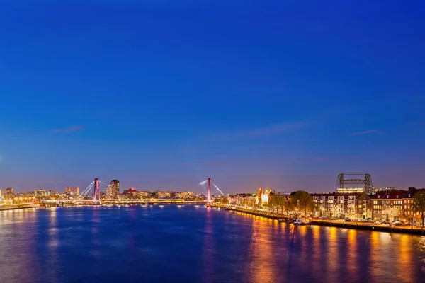 Ciudad Horizonte Rotterdam Por Noche Reflexiones Río Nieuwe Maas Holanda —  Fotos de Stock