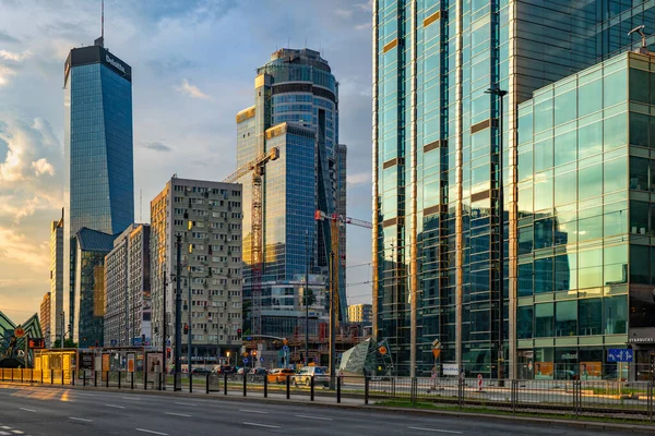 ポーランド ワルシャワ2020年6月18日 日没時の首都中心部 高層ビルやオフィスビルが建ち並ぶ金融街 フラットブロック — ストック写真