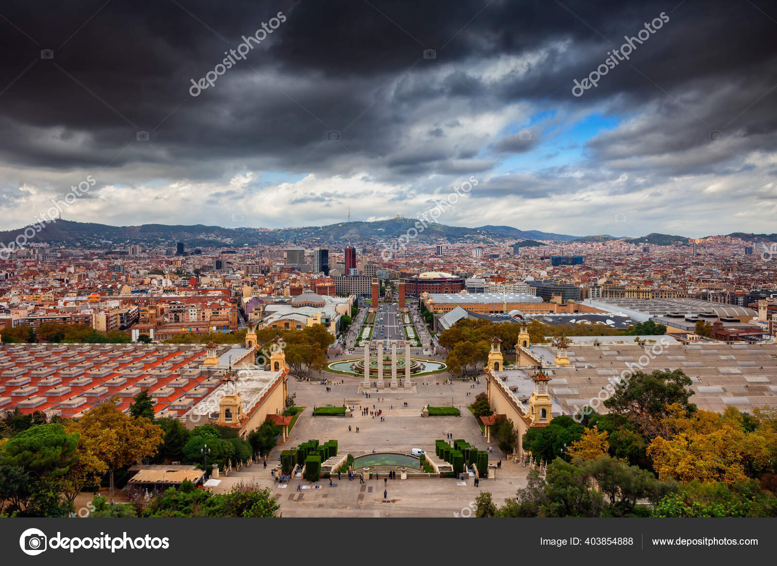 スペイン カタルーニャ州のバルセロナの街並み モンジュイック ヒルからマジック ファウンテンやプラサ エスパーニャ Plaza Espaza 方面の高台からの眺め ストック写真 C Rognar