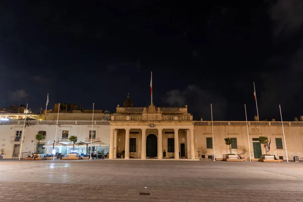 Valletta Malta Outubro 2019 Guarda Principal Praça São Jorge Noite — Fotografia de Stock