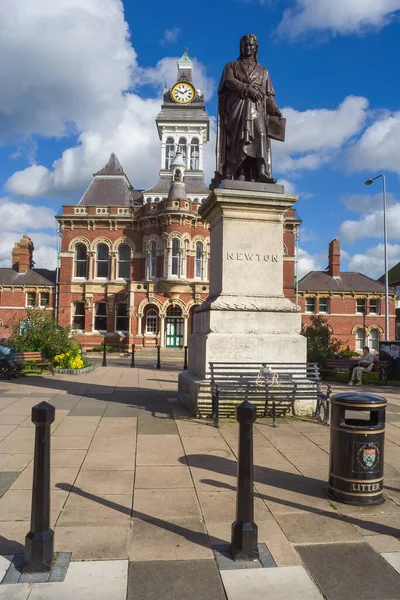 2005年10月20日 英国格兰瑟姆 艾萨克 牛顿爵士雕像和市政厅大楼 城市地标 — 图库照片