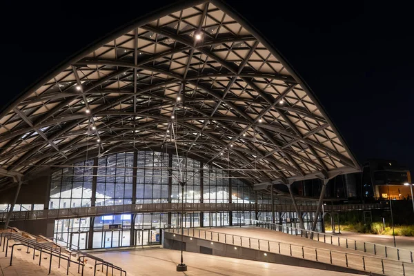 ポーランドのロドス 2020年8月5日 都市のランドマークである夜のロドス ファブリツナ駅 — ストック写真