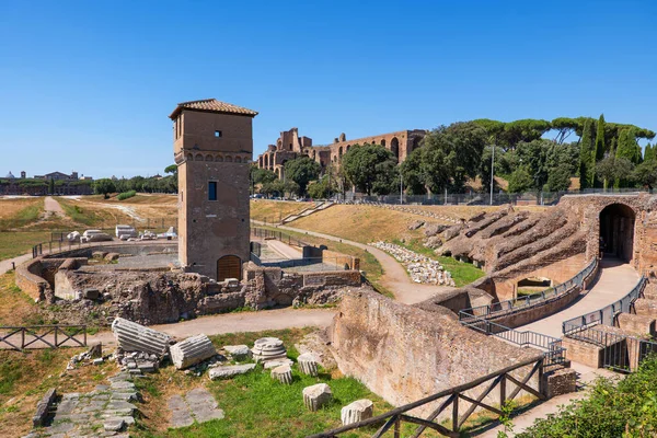 サーカスマクシムス イタリア語 Circo Massimo 古代のスタジアム遺跡とイタリアのローマのモレッタの中世の塔 — ストック写真