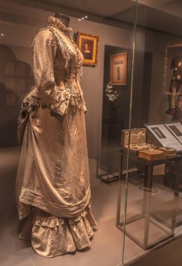 Kiev, Ukrayna-17 Kasım, 2018: elbise telaş ile seyahat, kutuları içinde belgili tanımlık geçmiş geç 19 st. moda kız portresi Victoria döneminin göstermek Kiev, Ukrayna.