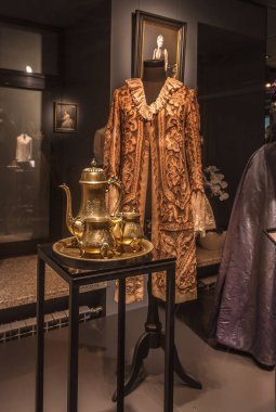 Kiev, Ukrayna-17 Kasım, 2018: Sürahi ve yemekleri 19 cent kadın elbise arka plan üzerinde Victoria döneminin tepsi. Defilede Kiev, Ukrayna. 