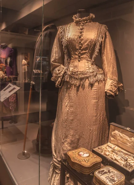 Kiev, Ukrayna-17 Kasım, 2018: 70s seyahat kadın elbise 19 yüzyıl ve Victoria döneminin Kiev, Ukrayna moda fuarında kutuları.