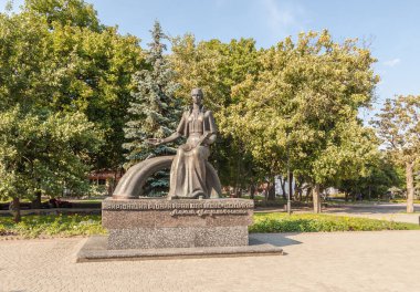 Kovel, Ukrayna - 5 Jule, 2018: Kovel, Ukrayna'da square yakınındaki Lesya Ukrainka anıt