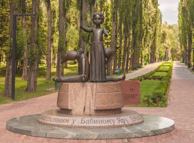 Kiev, Ukrayna - 13 Ağustos, 2018: 1941 yılında, Kiev, Ukrayna Kiev Holokost Babi Yar ölen çocuklara anıt.